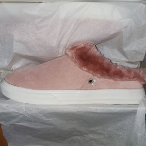 MINNETONKA Slippers. Windy.